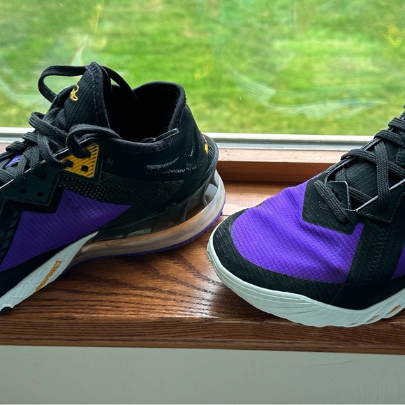 LeBron James Basketball shoe - Picture 4 of 6